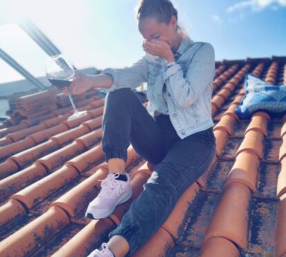 Farta de estar em casa! Bárbara Norton de Matos sobe ao telhado com copo de vinho e deixa aviso