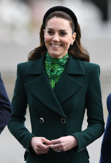 Kate Middleton rouba todos os olhares ao chegar à Irlanda