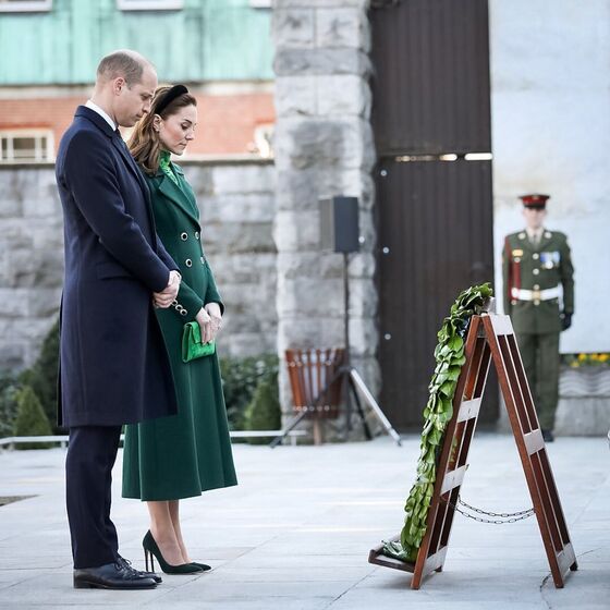 Kate Middleton rouba todos os olhares ao chegar na Irlanda