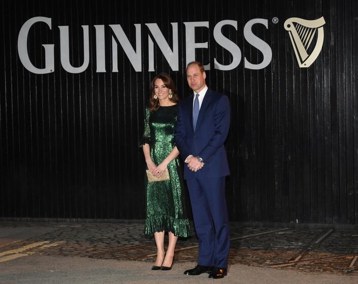 Kate Middleton rouba todos os olhares ao chegar à Irlanda