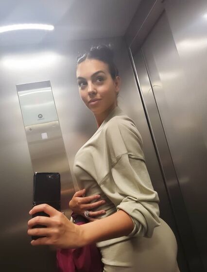 Que obsessão! As poses favoritas de Georgina Rodríguez