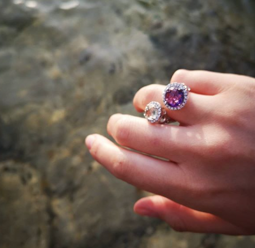 Georgina oferece anel de luxo à irmã mais velha