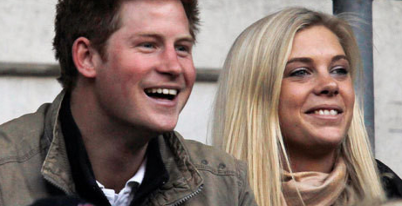 Quando namorava com Chelsy Davy, Príncipe Harry criou um perfil falso no Facebook para saber tudo o que diziam dele